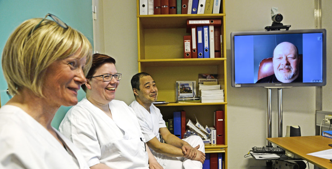 Noen få personer i et rom