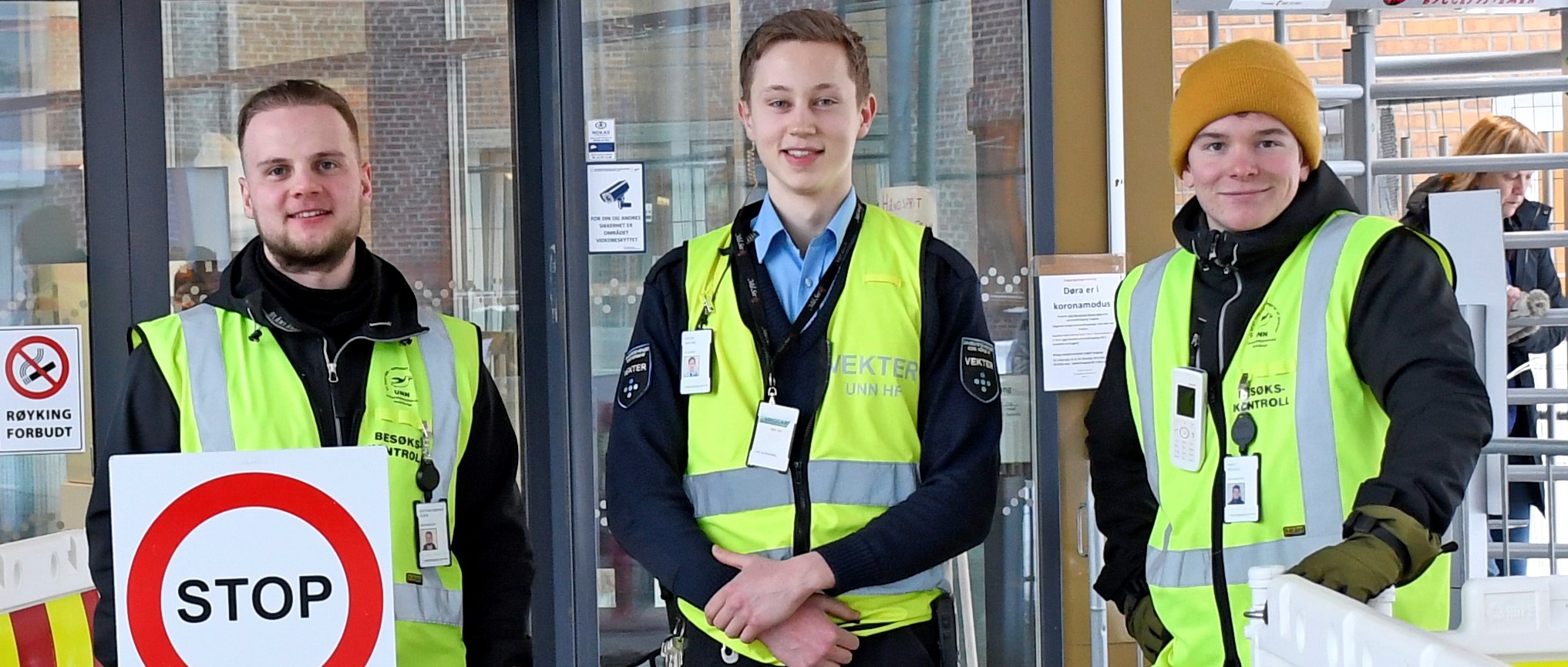 En gruppe menn i sikkerhetsvester