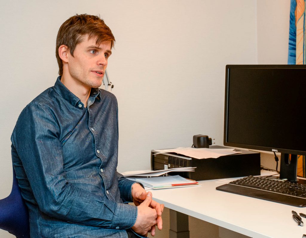 En mann som sitter ved et skrivebord