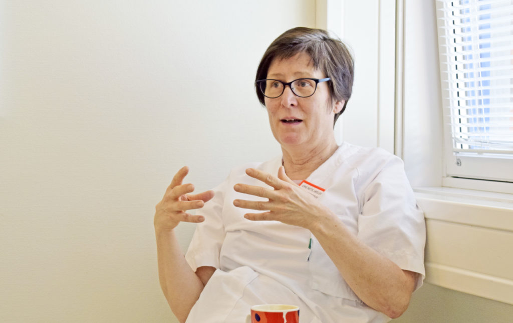 En person med briller