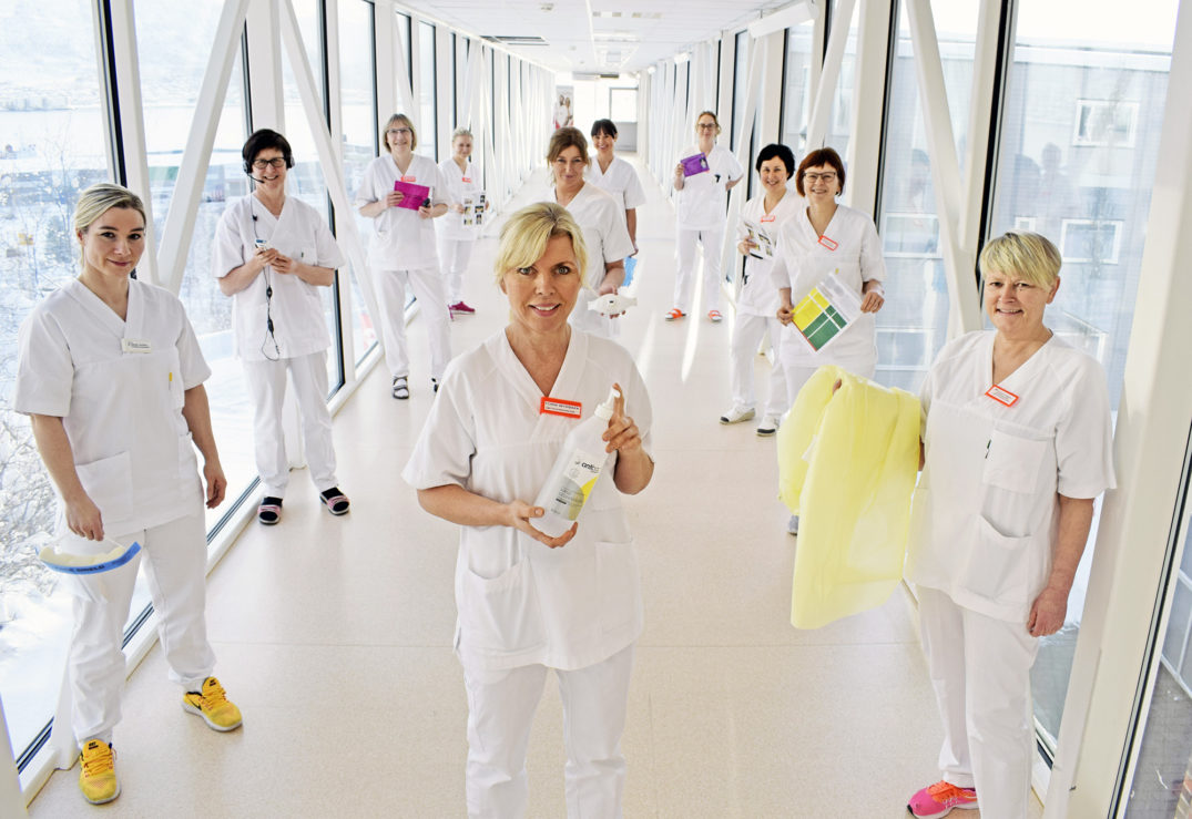 En gruppe kvinner i hvite laboratoriefrakker