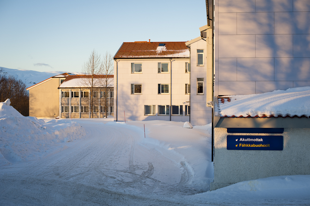 En bygning med snødekt grunn