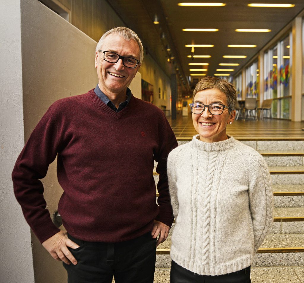 En mann og en kvinne som står i en korridor