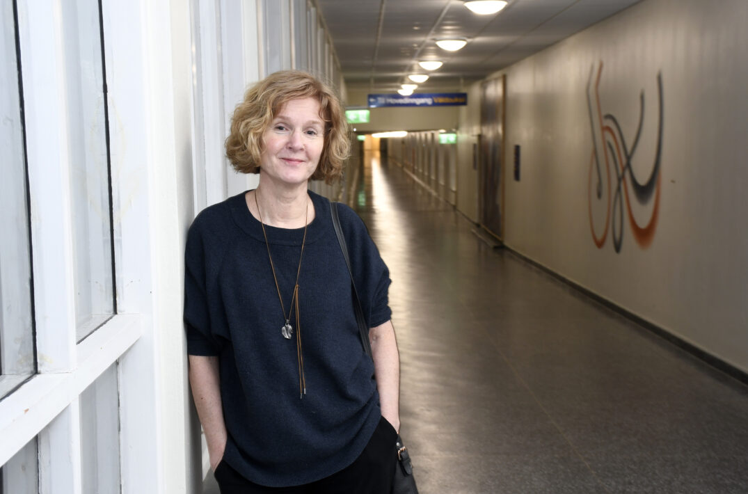 Professor Anne Høye i korridoren på UNN Åsgård