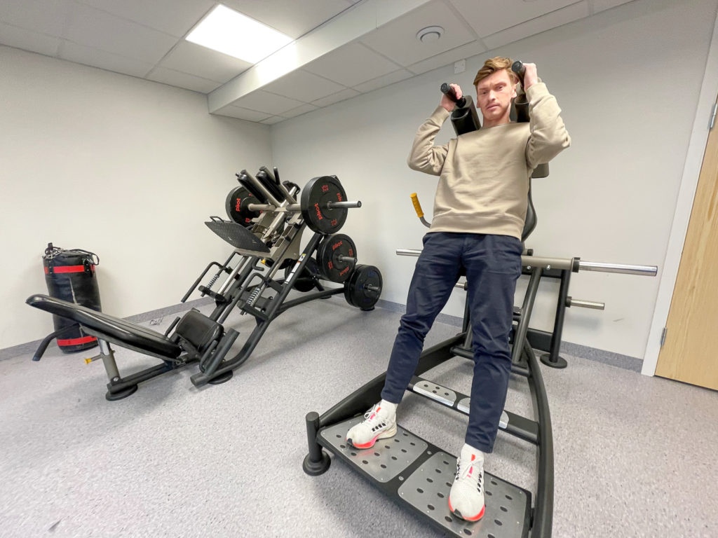 En person som sitter på tredemølle