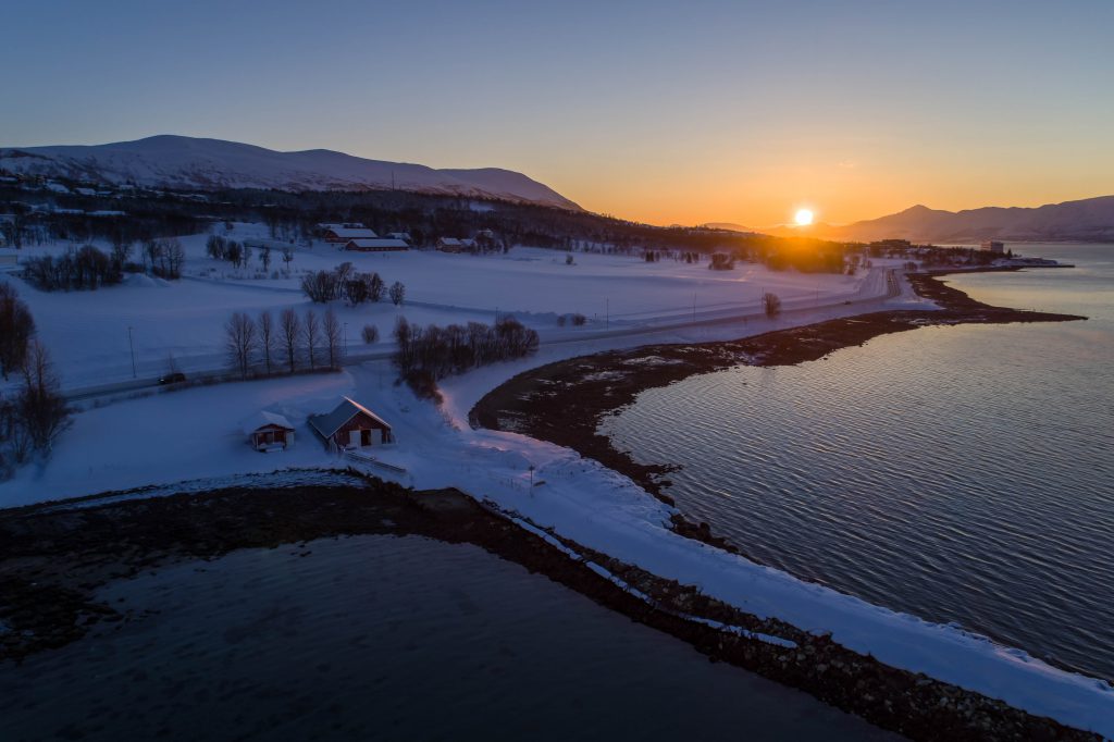 Et snødekt landskap med hus og trær
