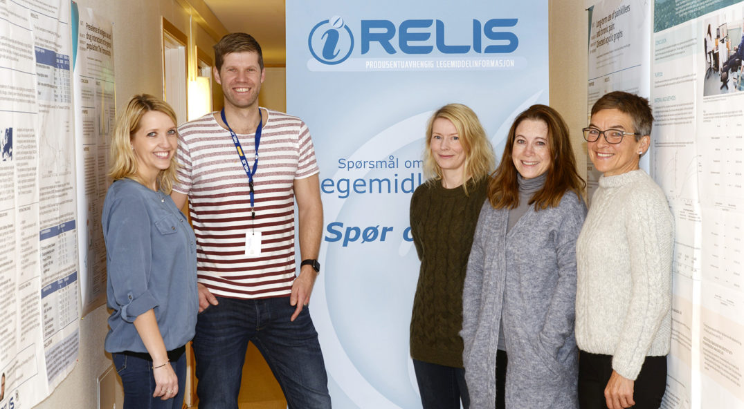 En gruppe mennesker som poserer for et bilde