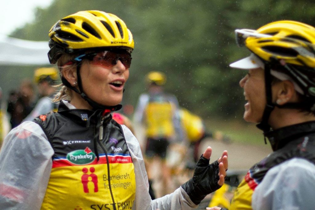 En gruppe mennesker med hjelmer