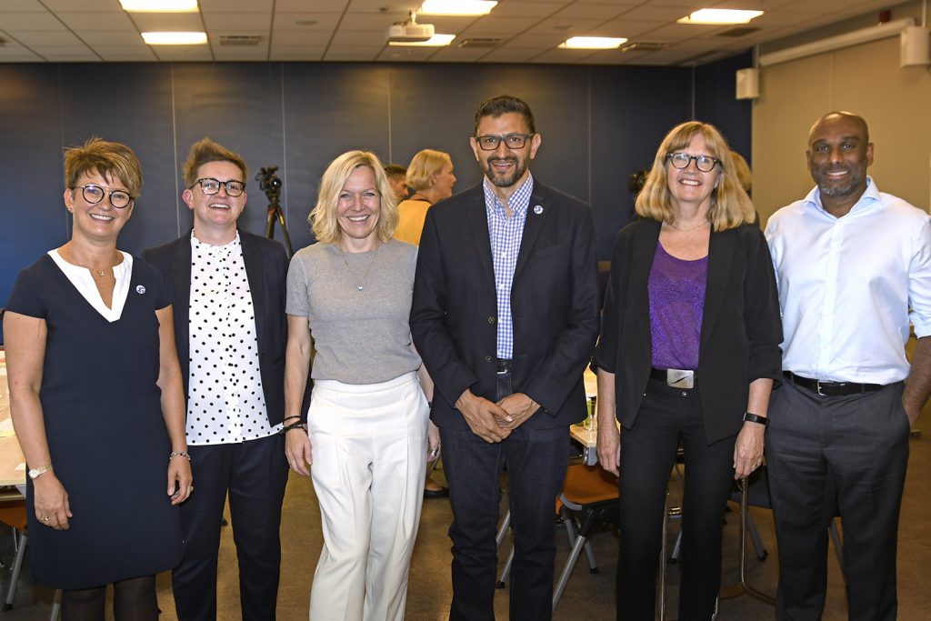 En gruppe mennesker som poserer for et bilde