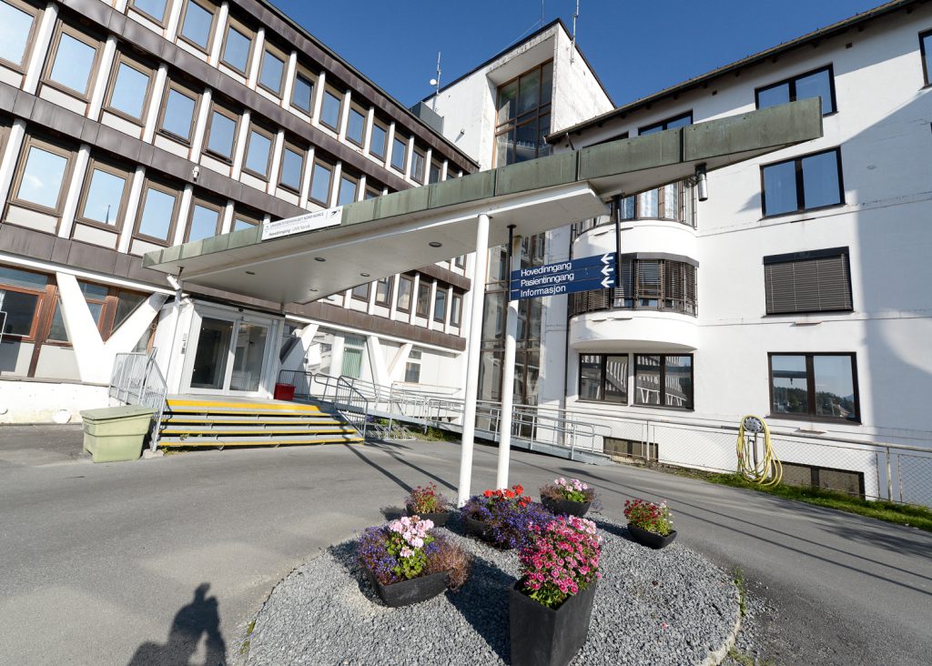 En bygning med et skilt på