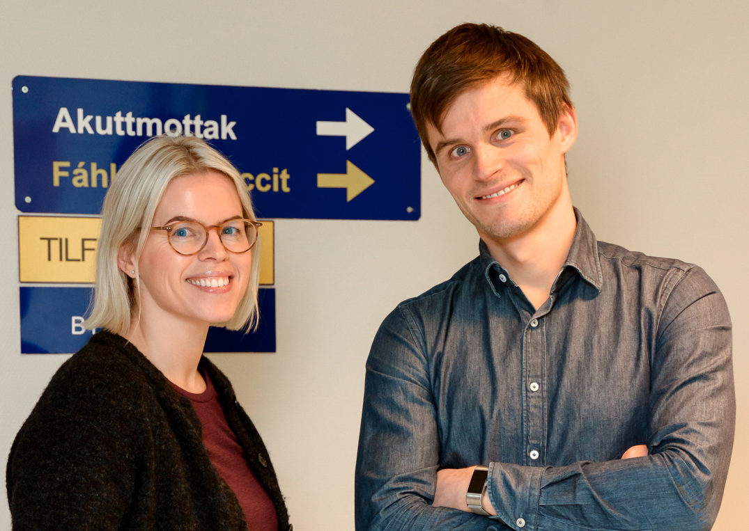 En mann og en kvinne som smiler