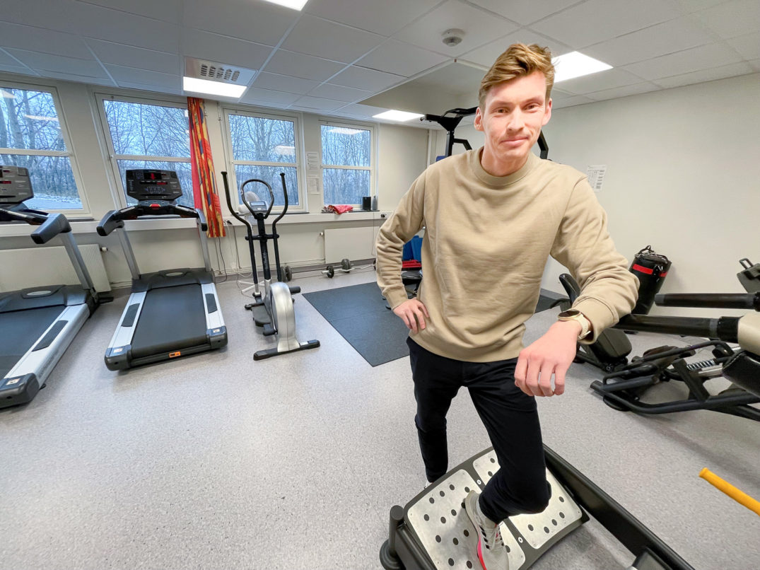 En mann som står i et rom