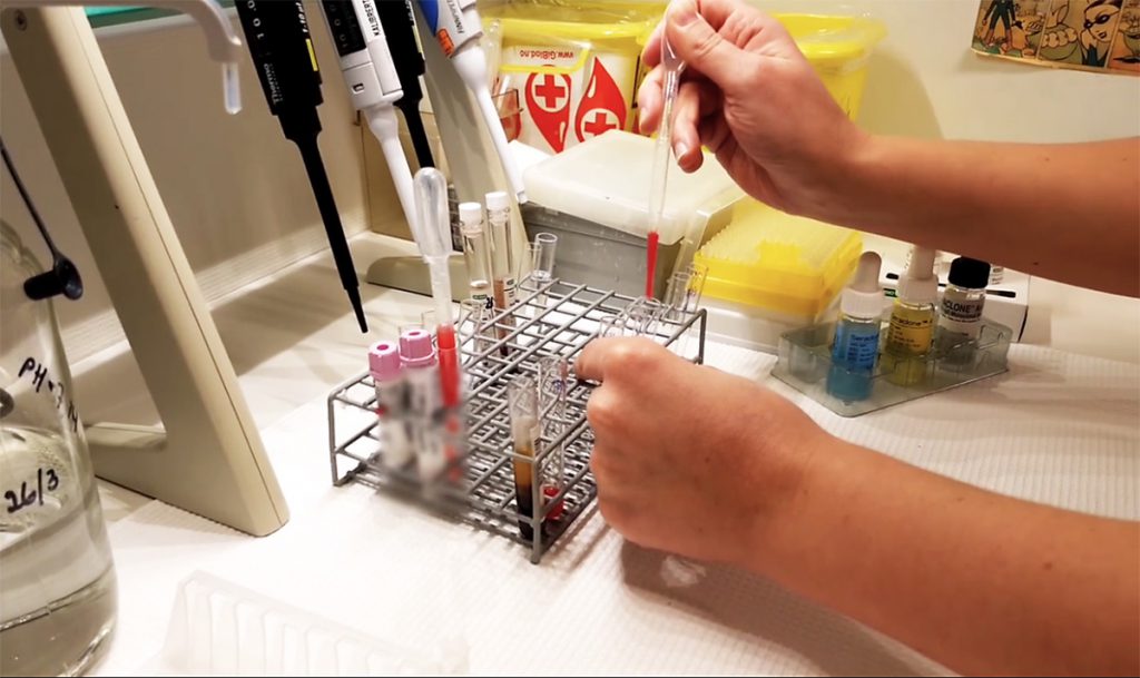 En person som bruker en maskin