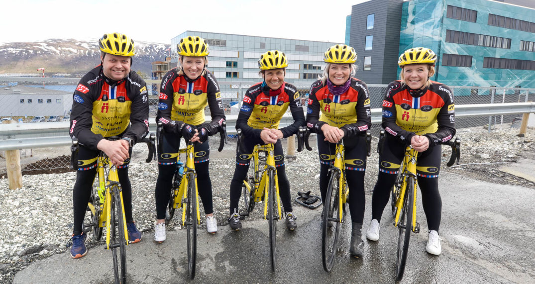 En gruppe mennesker med hjelmer som står på en brygge