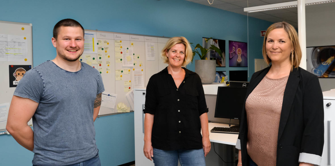 En gruppe mennesker som poserer for et bilde