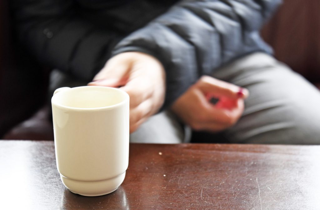 En person som holder en kopp