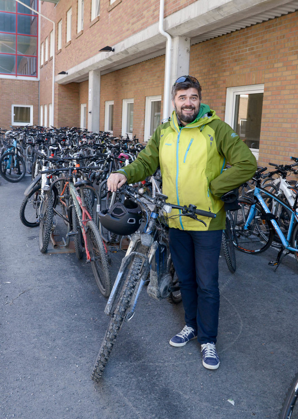 En person som holder en sykkel