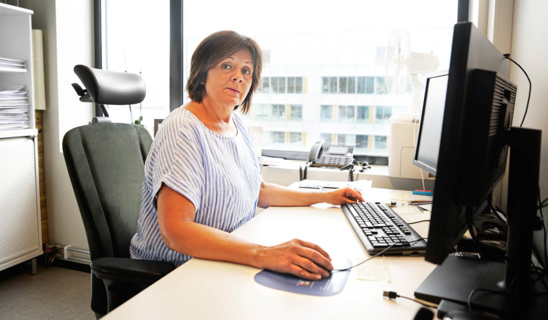 En person som sitter ved et skrivebord