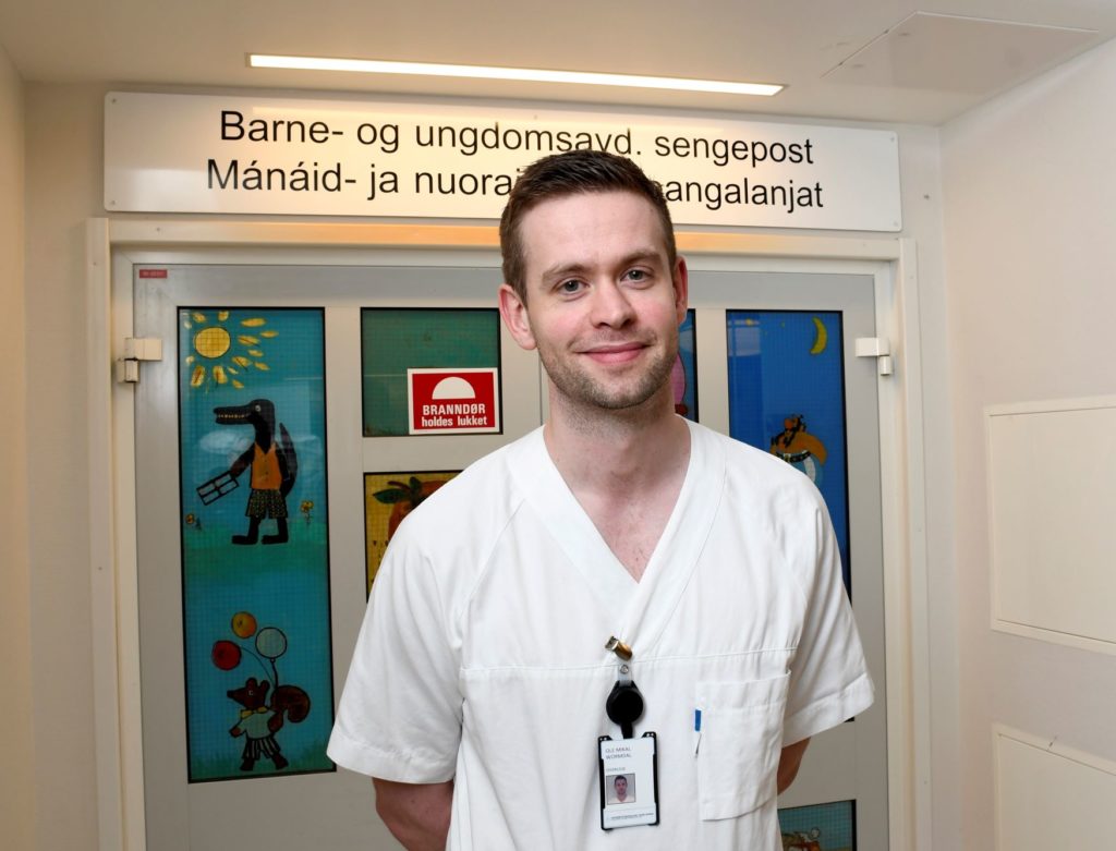 En mann iført hvit skjorte