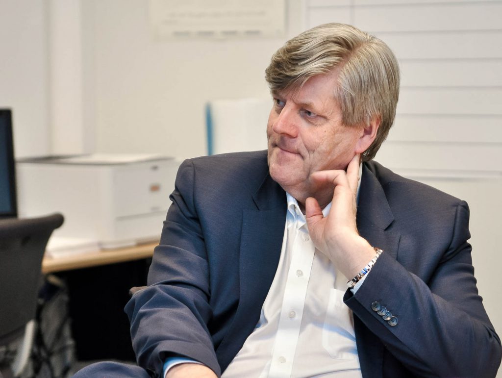 En mann som sitter i en stol