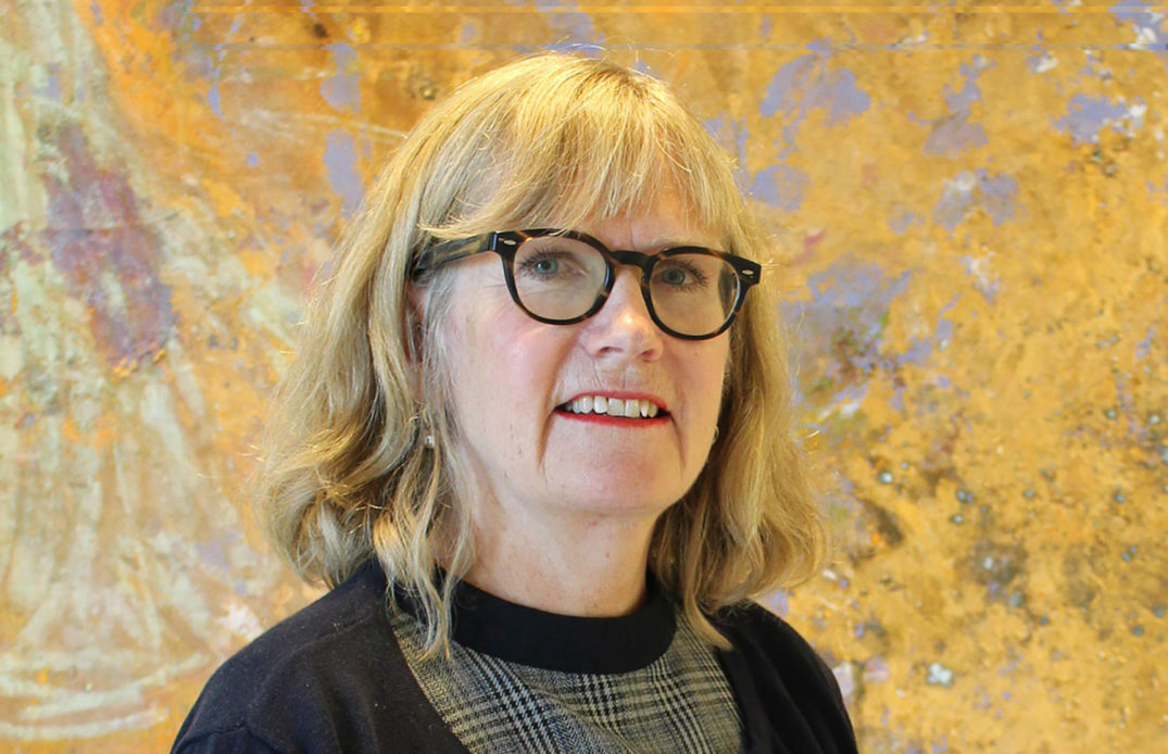 En person med briller som smiler