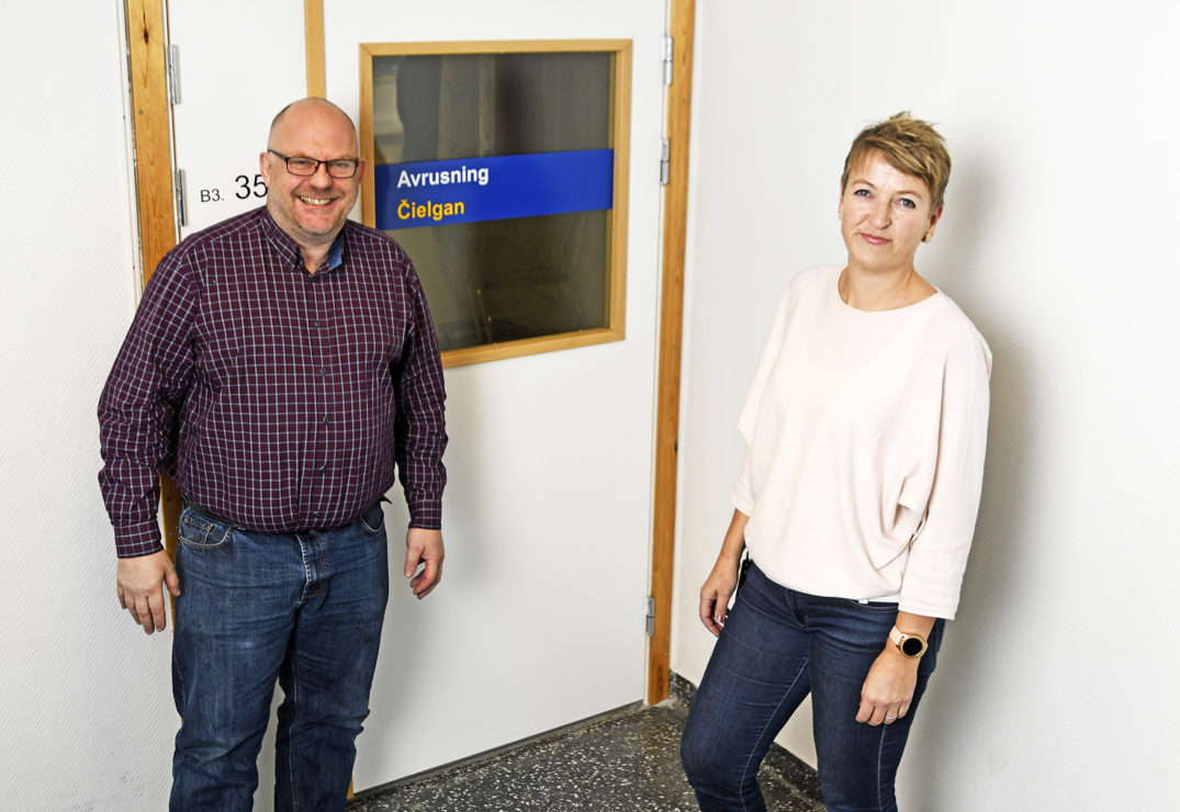 En mann og en kvinne som står foran en dør