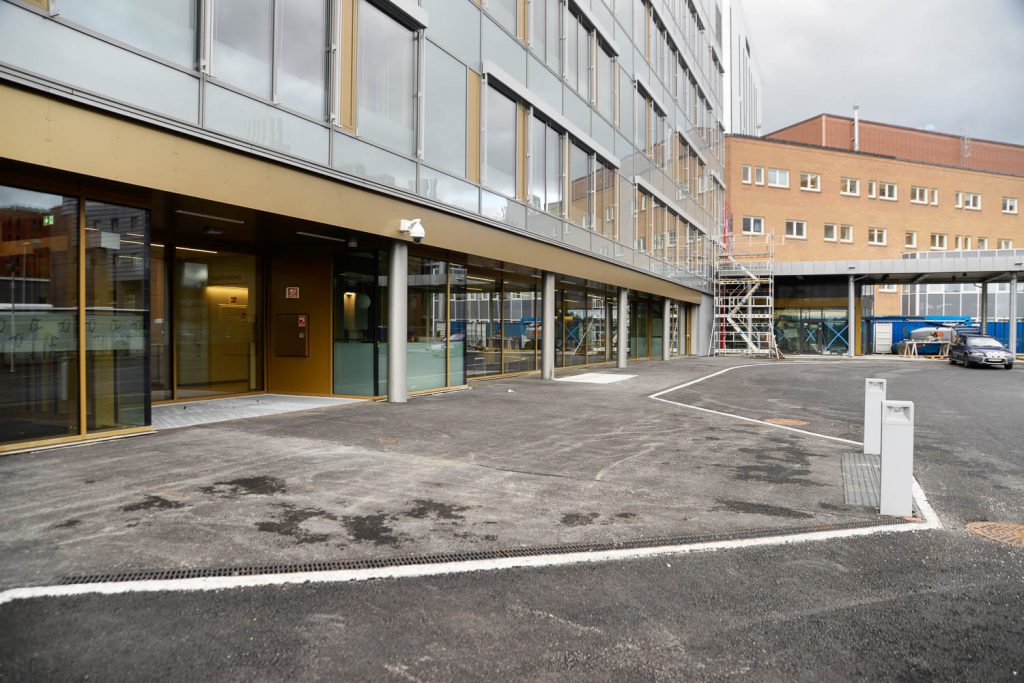 En bygning med glassvinduer