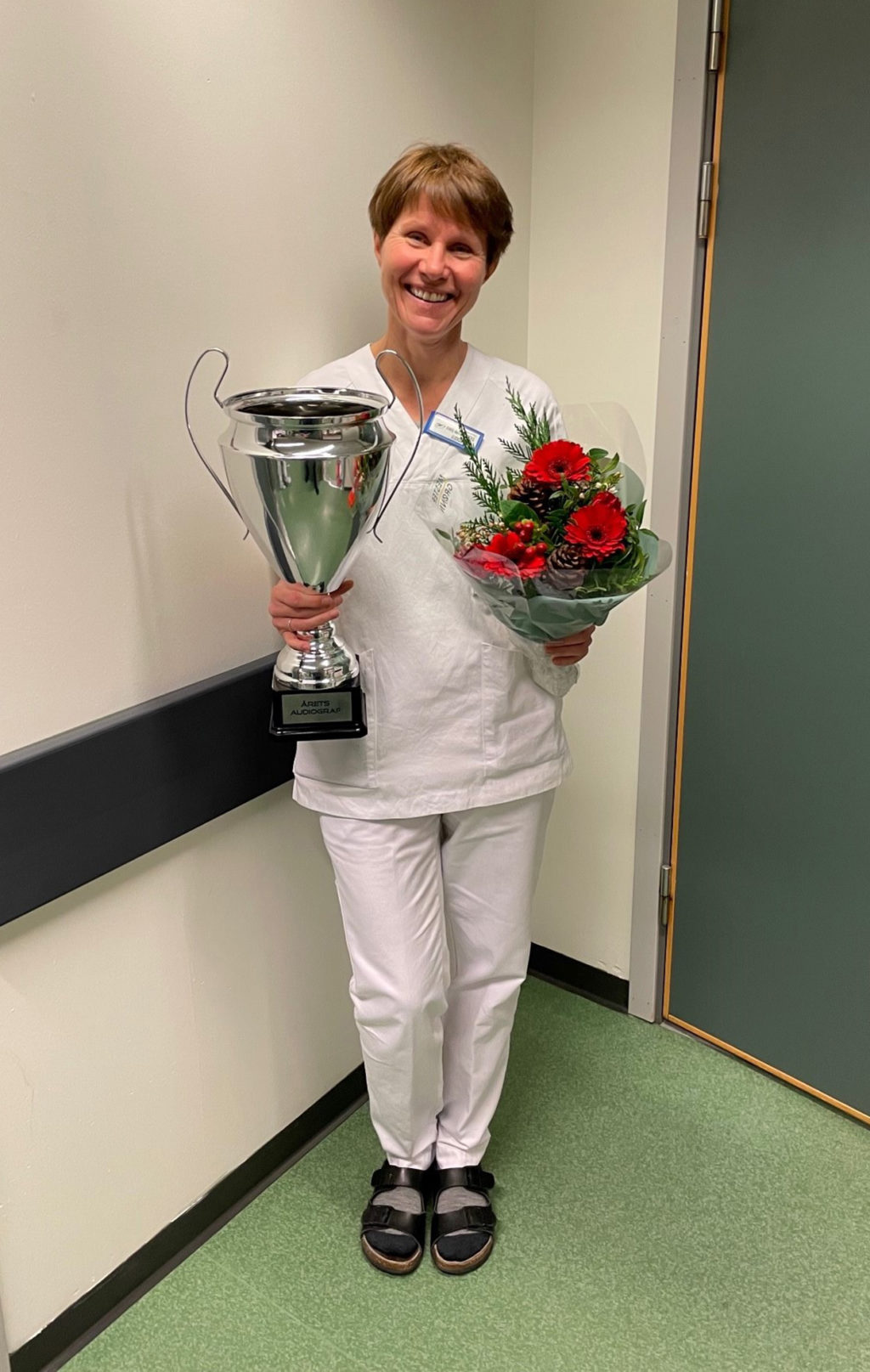 En person som holder et trofé