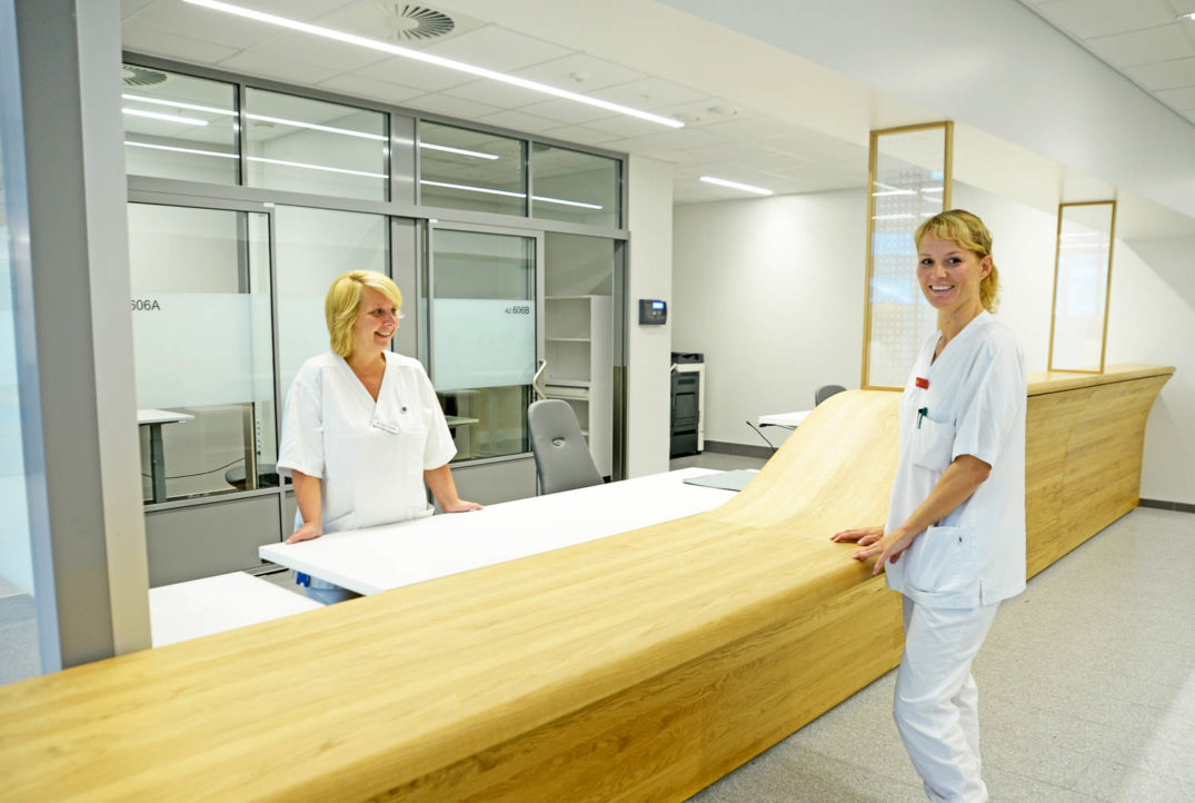 Et par kvinner i hvite skjorter