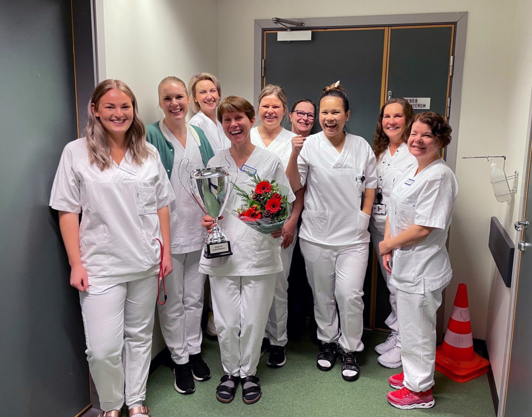 En gruppe kvinner som holder blomster