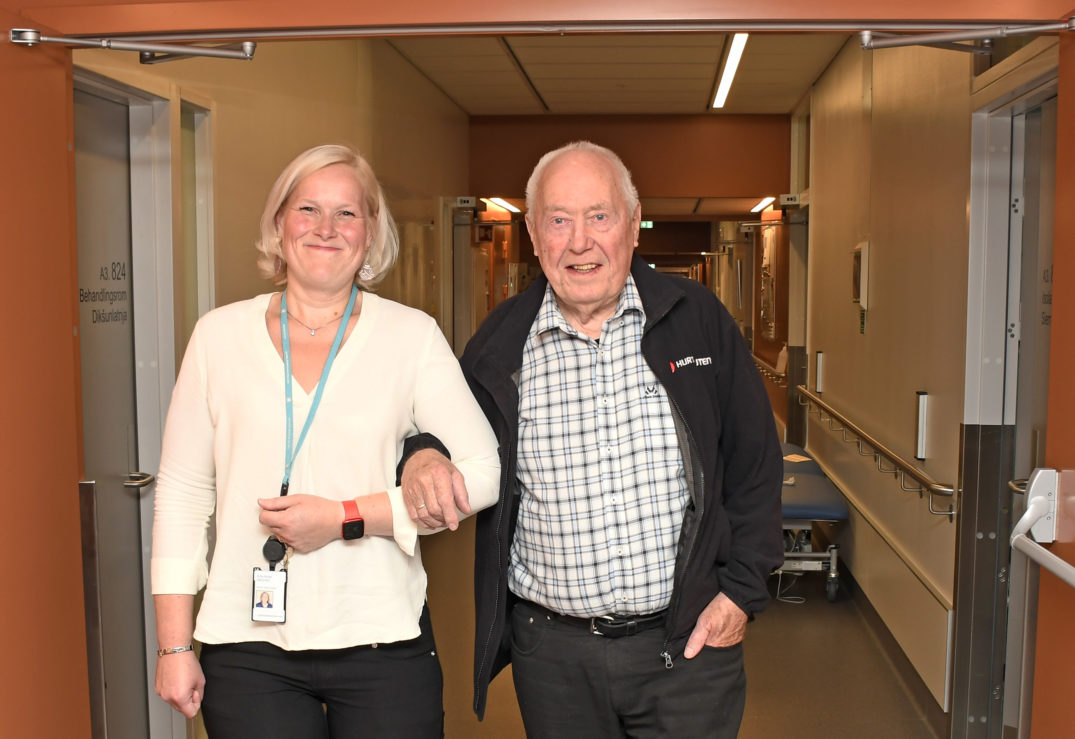 Pasient arm i arm med helsepersonell