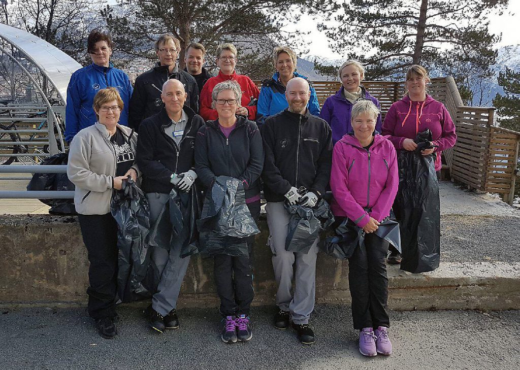 En gruppe mennesker som poserer for et bilde