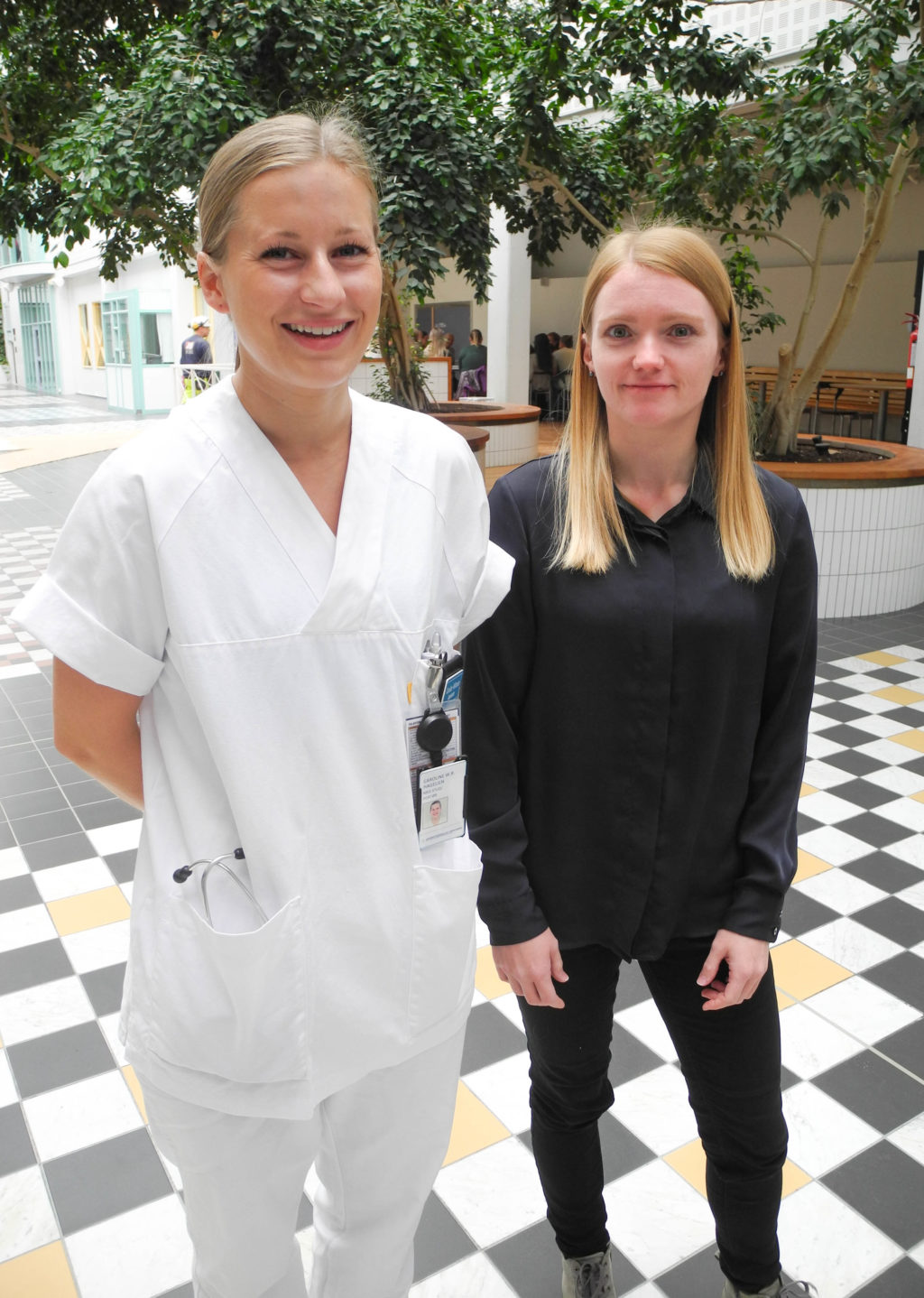 Et par kvinner som poserer for kameraet