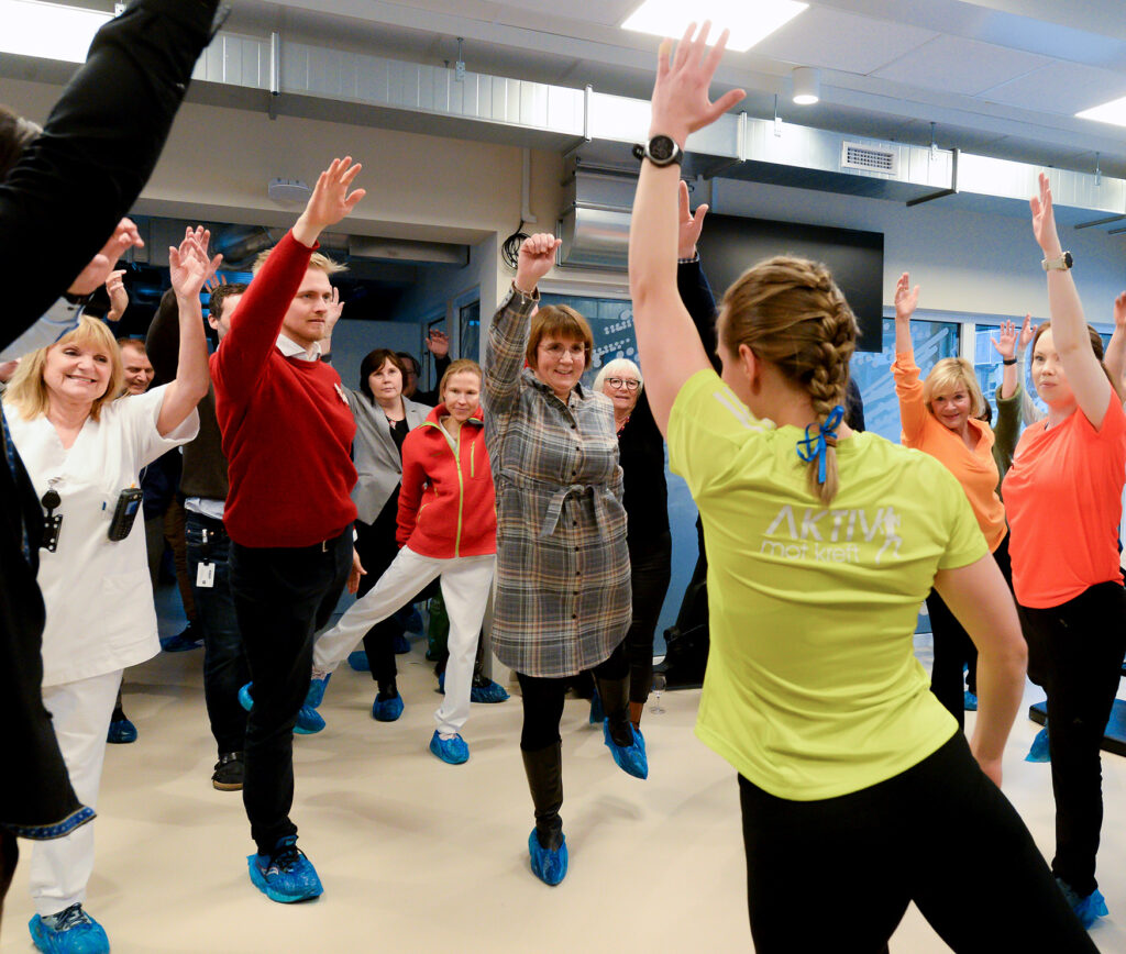 En gruppe mennesker som danser