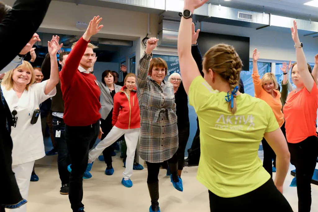 En gruppe mennesker som danser