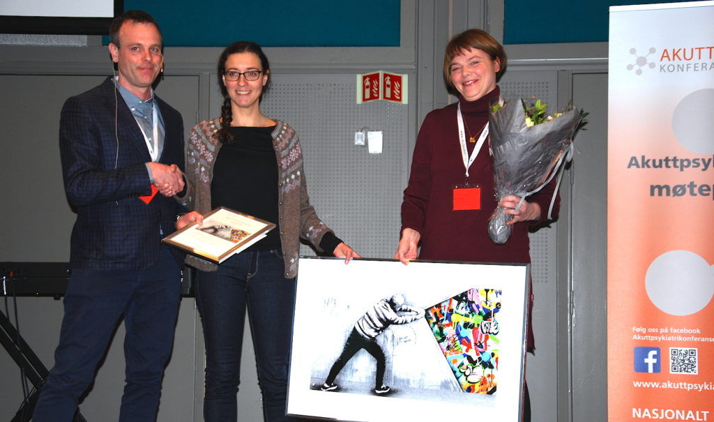 Noen få personer som holder et trofé