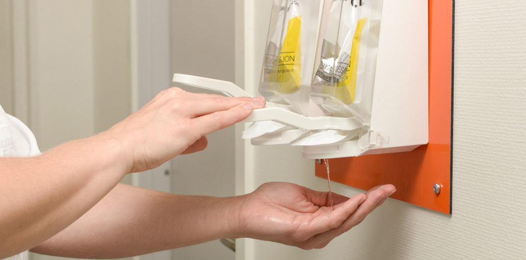 En person som holder en enhet