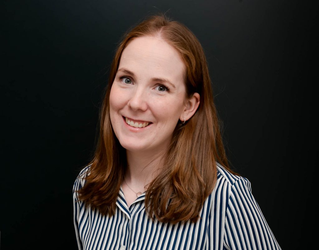 En kvinne med rødt hår