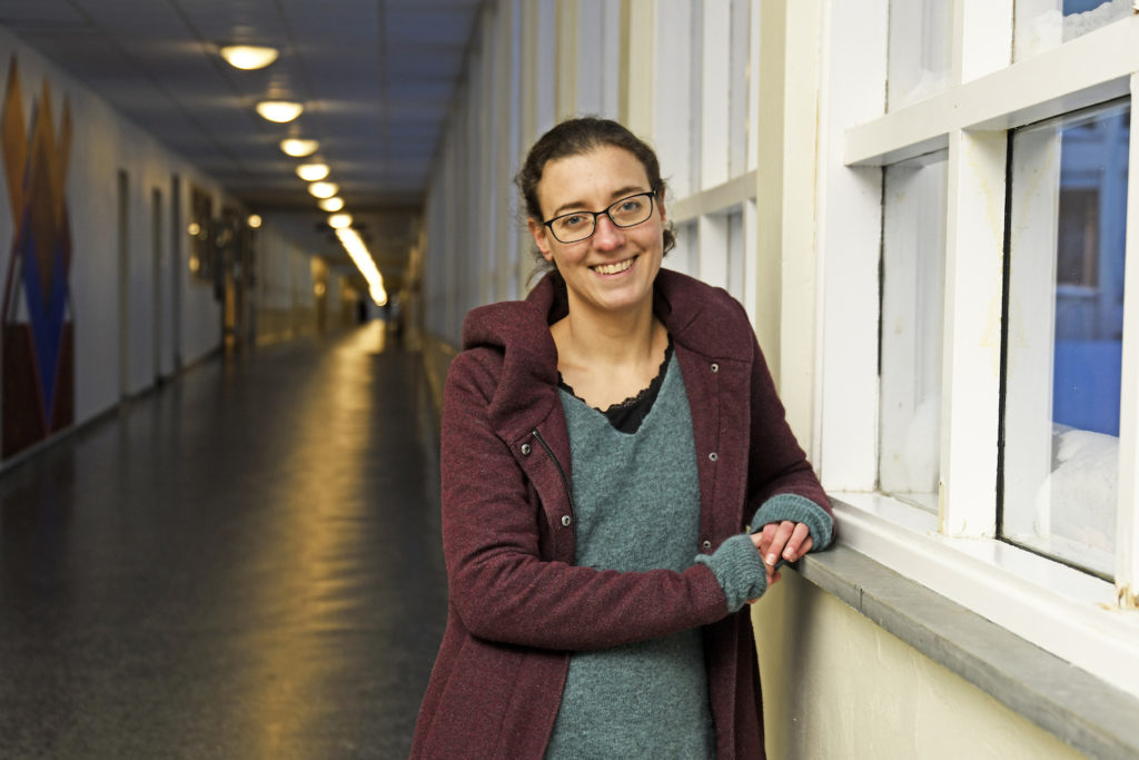 En kvinne som står i en korridor