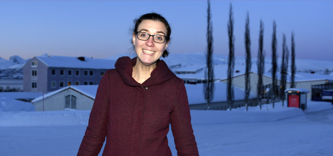 En person som står i snøen