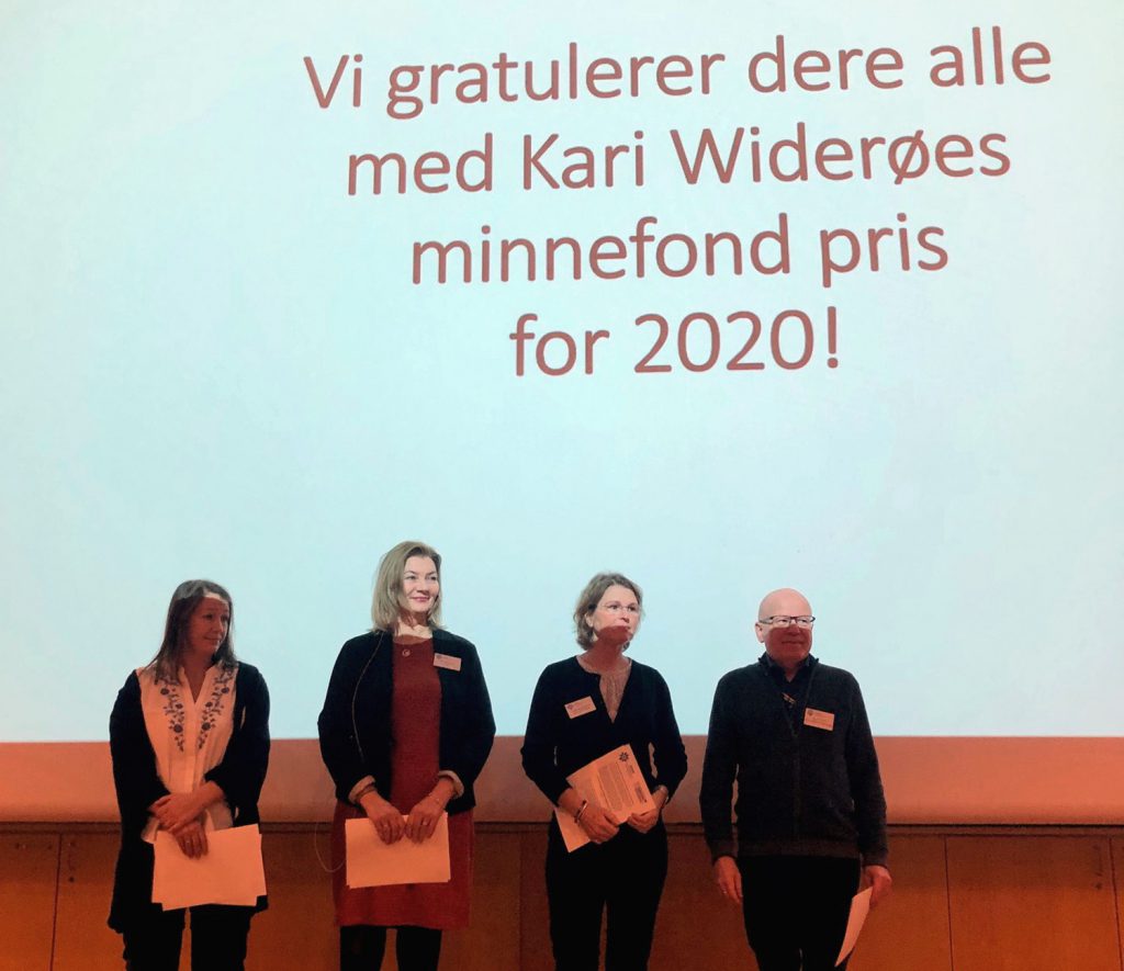 En gruppe mennesker som står foran en whiteboard