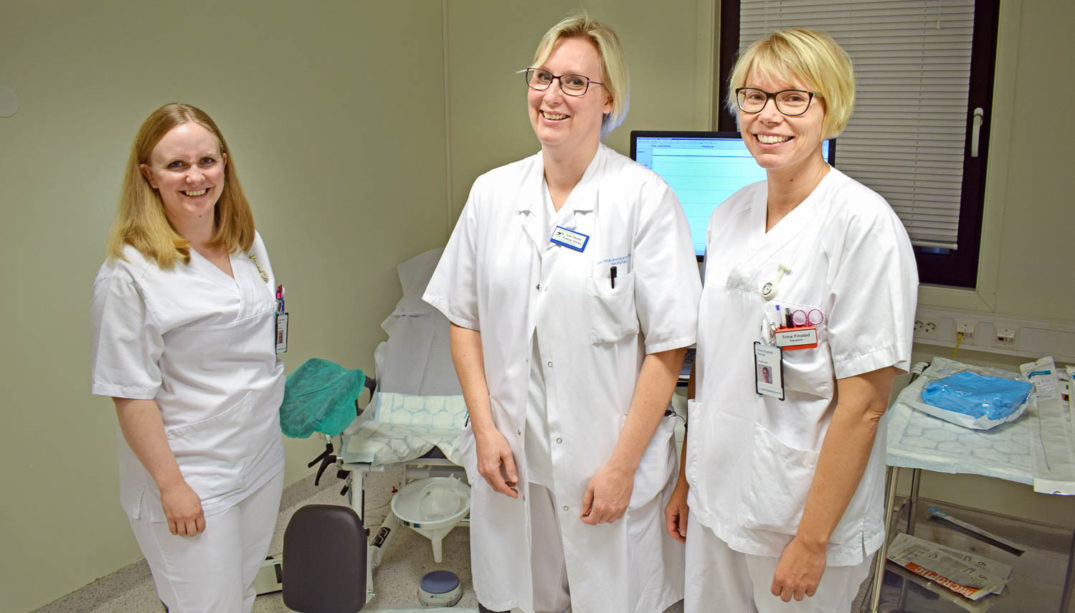 En gruppe kvinner i hvite laboratoriefrakker