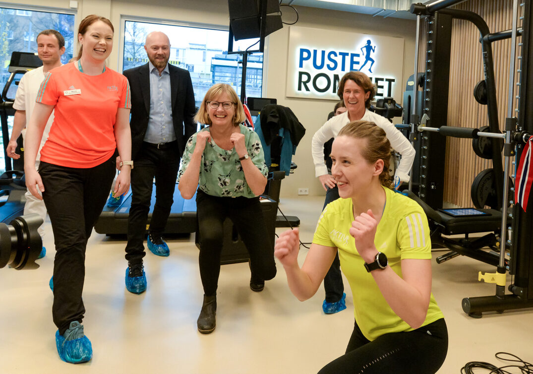 En gruppe mennesker i et treningsstudio