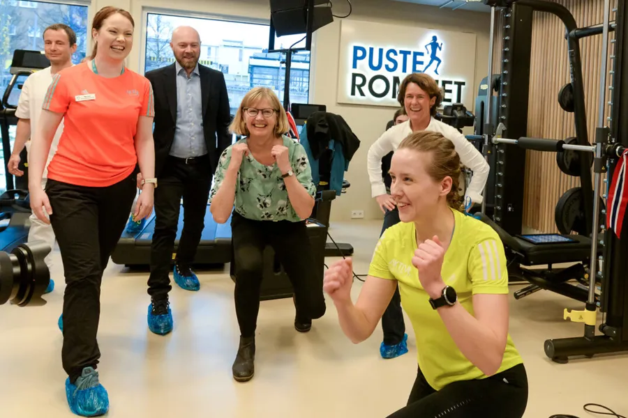 En gruppe mennesker i et treningsstudio