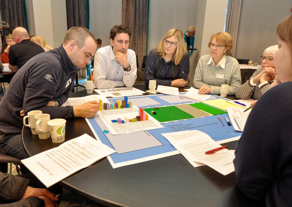 En gruppe mennesker som sitter rundt et bord