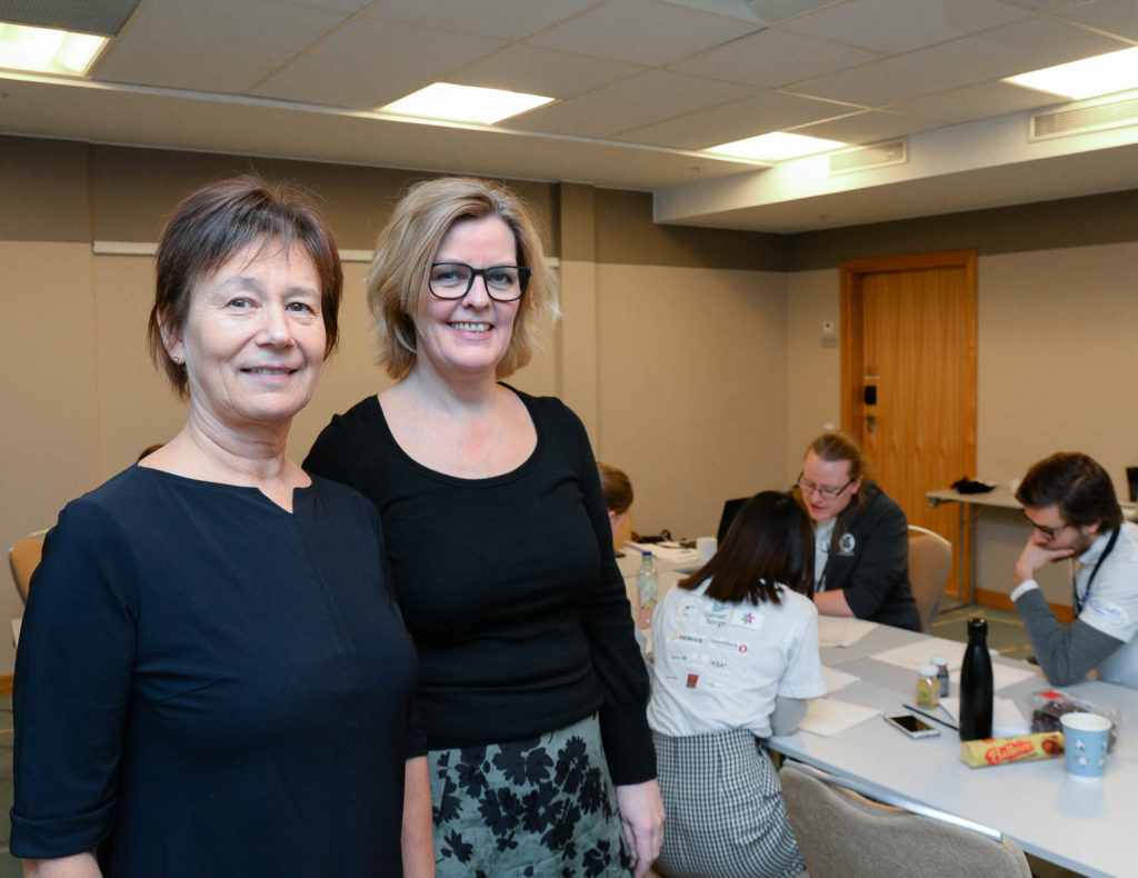 Et par kvinner som poserer for et bilde