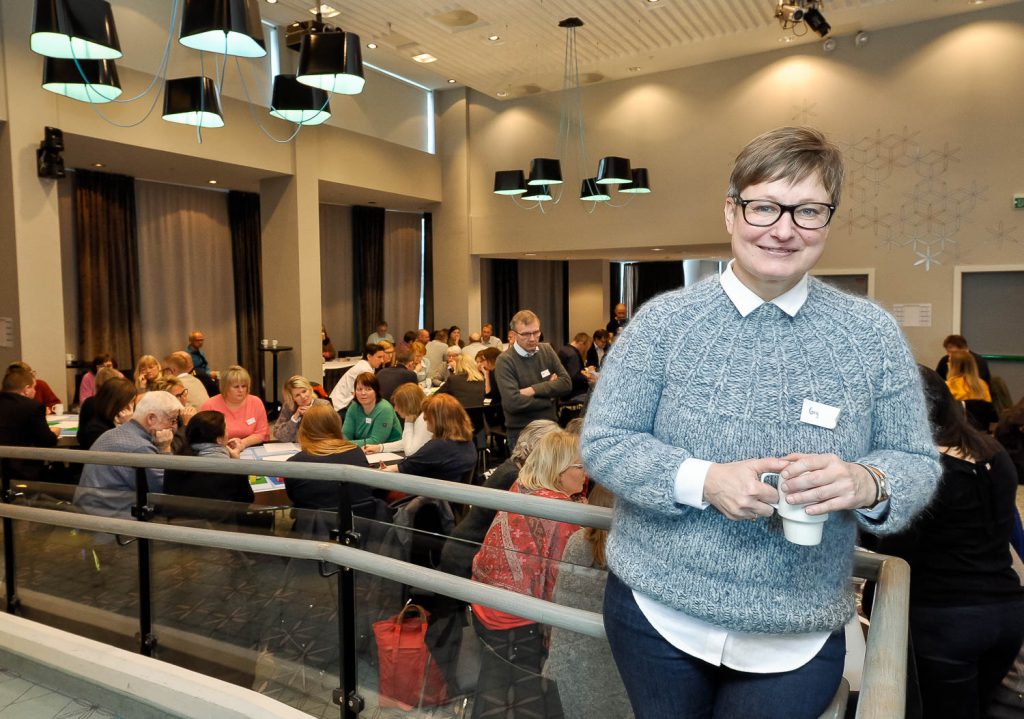 En person i blå skjorte