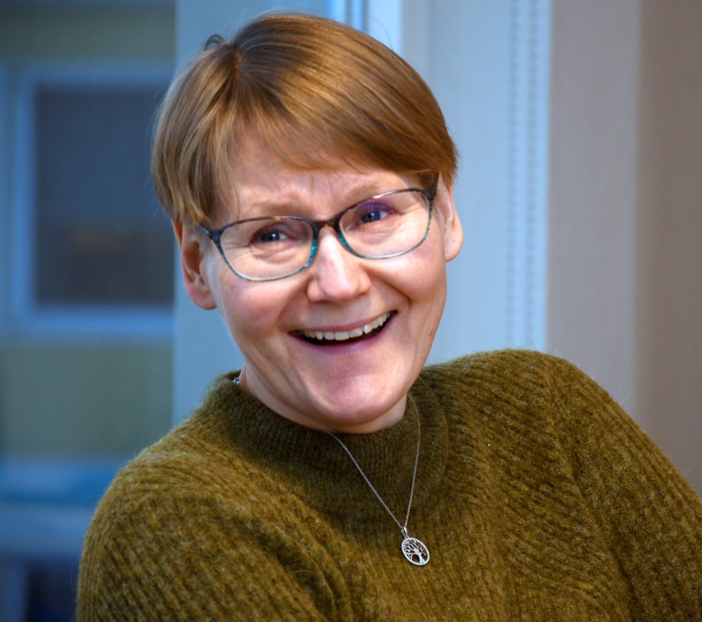 En kvinne med briller