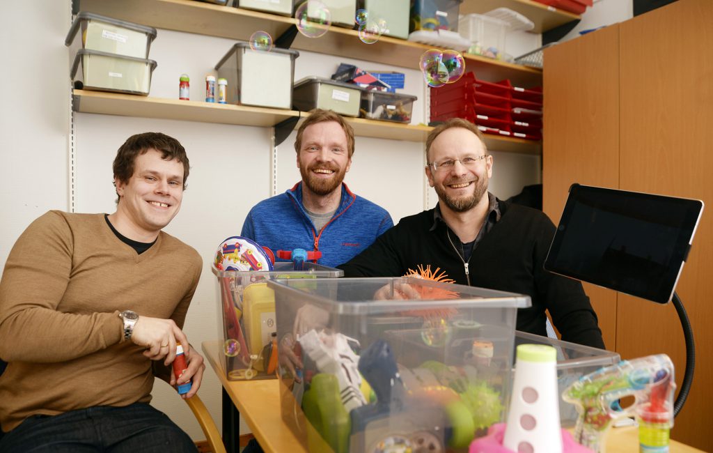 En gruppe menn som smiler