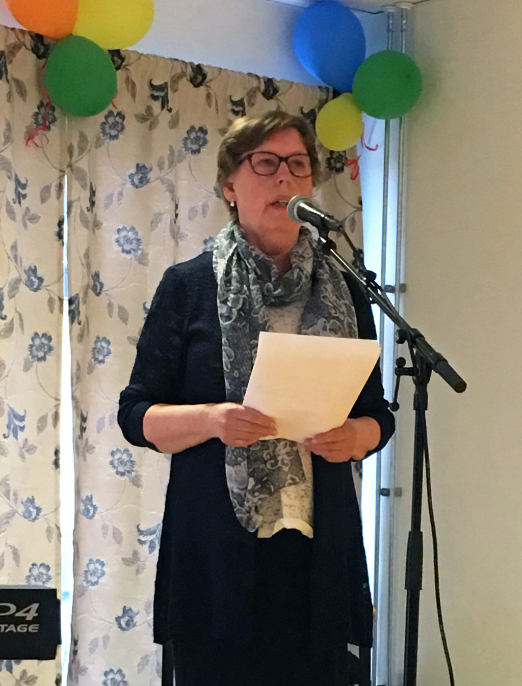 En person som holder et papir